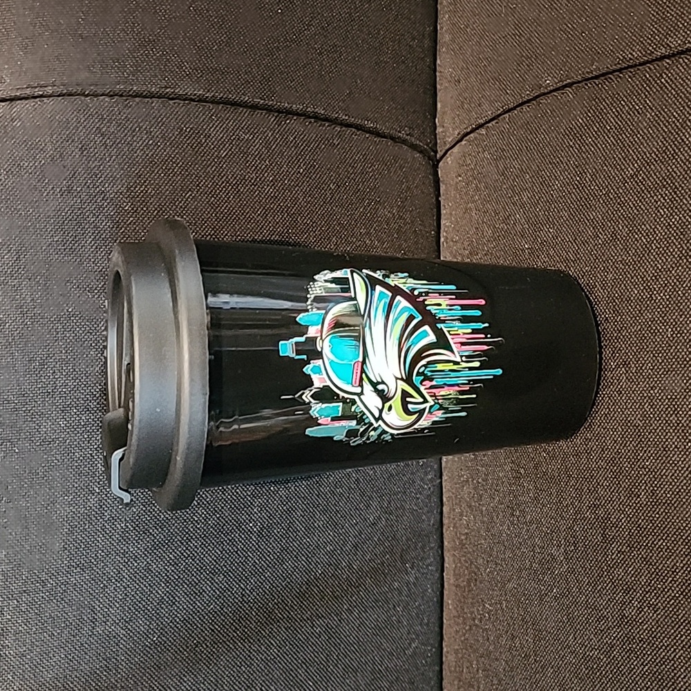 🚨 18 oz capacity Black plastic tumbler with Eagles design